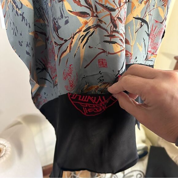 Asian Style grey and black bamboo leaf pattern silk wrap with pockets. OSFM - Picture 6 of 11